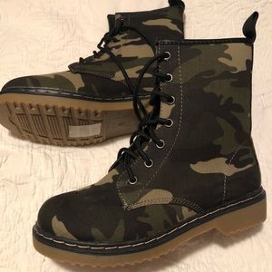 NEW women’s camouflage boots size 8.5
